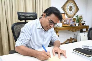 ప్రభుత్వ ఉద్యోగాలకు సిద్ధమవుతున్న యువతకు కేటీఆర్ లేఖ రాశారు